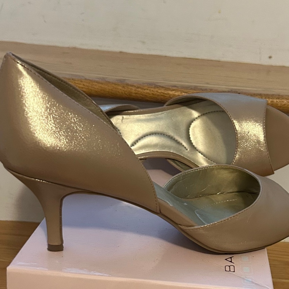 Bandolino- Gold-Tone D’Orsay Pumps. Size 9